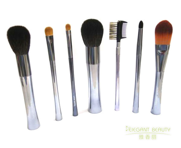 成套化妝刷中的每把刷子都有何特定用途？